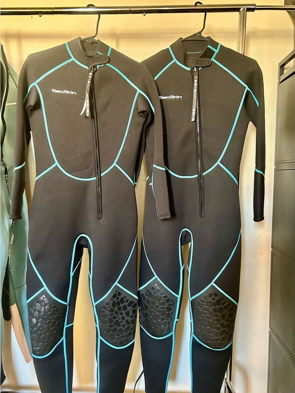 2 Seaskin Mens 3mm Shorty Wetsuit Womens size medium nwot